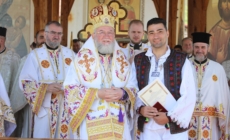 Artistul Deți Iuga, distins de PS Episcop Iustin cu Ordinul „Preot Nicolae Gherman”