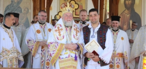 Artistul Deți Iuga, distins de PS Episcop Iustin cu Ordinul „Preot Nicolae Gherman”