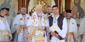 Artistul Deți Iuga, distins de PS Episcop Iustin cu Ordinul „Preot Nicolae Gherman”