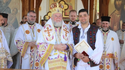 Artistul Deți Iuga, distins de PS Episcop Iustin cu Ordinul „Preot Nicolae Gherman”