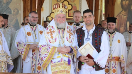 Artistul Deți Iuga, distins de PS Episcop Iustin cu Ordinul „Preot Nicolae Gherman”