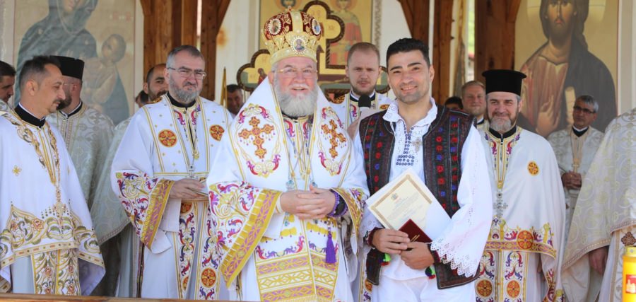 Artistul Deți Iuga, distins de PS Episcop Iustin cu Ordinul „Preot Nicolae Gherman”