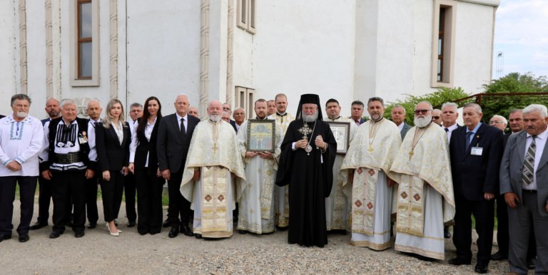 PS Părinte Iustin, în mijlocul credincioșilor din Satu Mare de Praznicul Înălțării Domnului – Ziua Eroilor și sărbătoarea Sfinților Împărați Constantin și Elena
