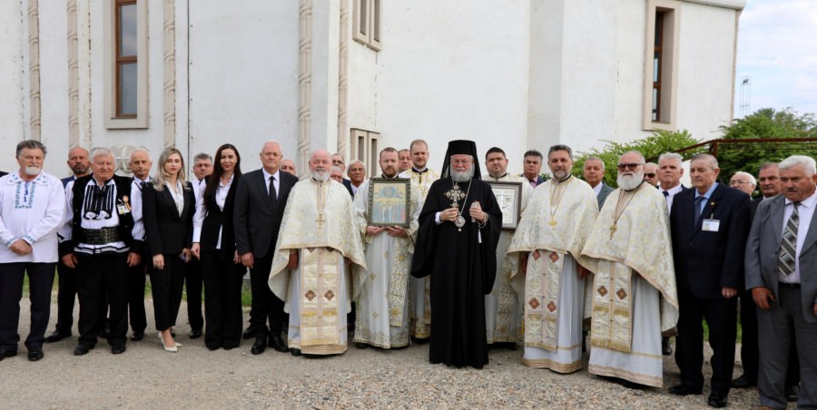 PS Părinte Iustin, în mijlocul credincioșilor din Satu Mare de Praznicul Înălțării Domnului – Ziua Eroilor și sărbătoarea Sfinților Împărați Constantin și Elena