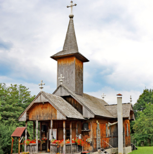 Biserica veche a Mănăstirii Dragomirești va fi relocată în parcul etnografic din oraș