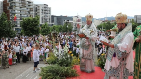 Programul liturgic al ierarhilor de Praznicul Pogorârii Sfântului Duh
