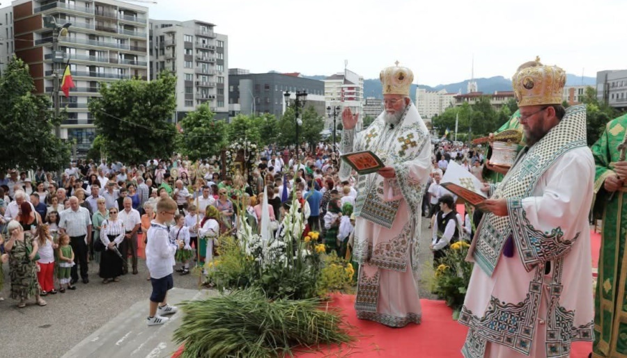 Programul liturgic al ierarhilor de Praznicul Pogorârii Sfântului Duh