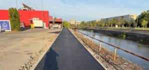 După luni de blocaje, pista de biciclete de lângă Carrefour a fost asfaltată