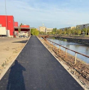 După luni de blocaje, pista de biciclete de lângă Carrefour a fost asfaltată