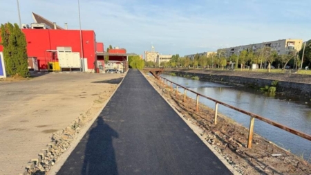 După luni de blocaje, pista de biciclete de lângă Carrefour a fost asfaltată