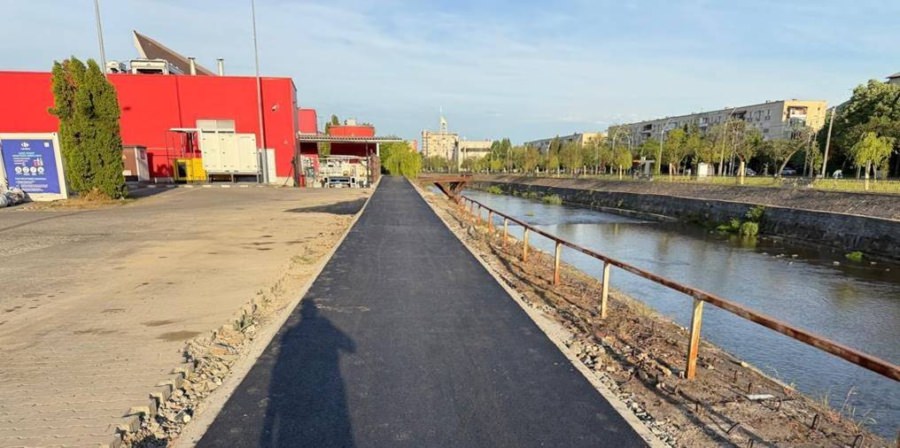 După luni de blocaje, pista de biciclete de lângă Carrefour a fost asfaltată