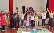Copiii de la „Scena 0” urcă pe scenă la Târgu Lăpuș cu spectacolul „O sută de rochii”