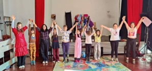 Copiii de la „Scena 0” urcă pe scenă la Târgu Lăpuș cu spectacolul „O sută de rochii”