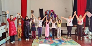 Copiii de la „Scena 0” urcă pe scenă la Târgu Lăpuș cu spectacolul „O sută de rochii”