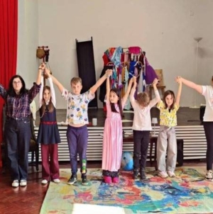 Copiii de la „Scena 0” urcă pe scenă la Târgu Lăpuș cu spectacolul „O sută de rochii”