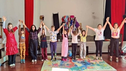 Copiii de la „Scena 0” urcă pe scenă la Târgu Lăpuș cu spectacolul „O sută de rochii”