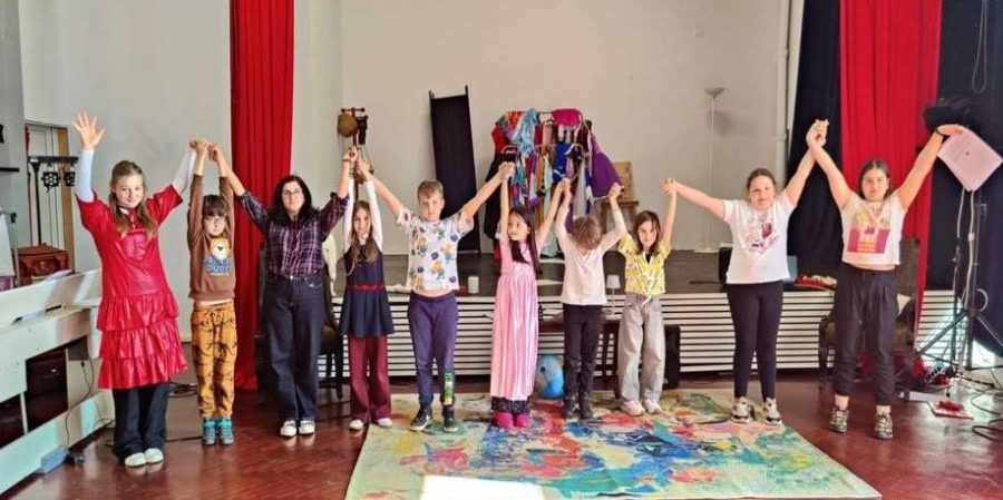 Copiii de la „Scena 0” urcă pe scenă la Târgu Lăpuș cu spectacolul „O sută de rochii”