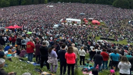 Zeci de mii de pelerini au ajuns la Șumuleu Ciuc pentru procesiunea de Rusalii