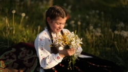Mica artistă Sofia Dragoș a lansat cântecul „Nu știu inima cum poate” chiar de ziua sa