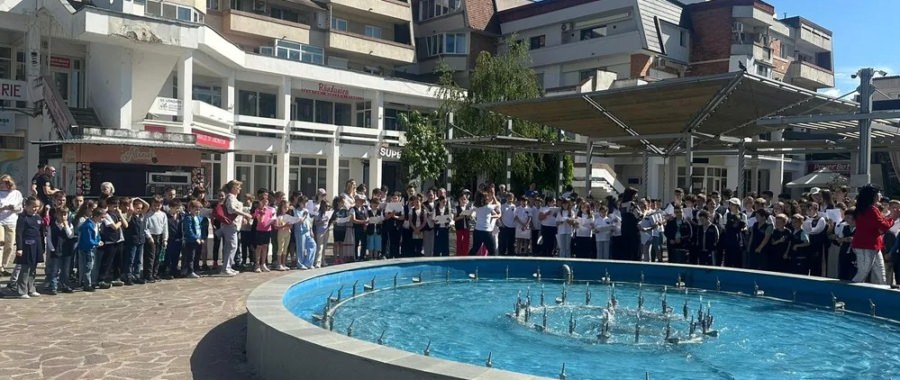 Copilăria sărbătorită prin momente artistice: Elevii Școlii „Nichita Stănescu” au animat Parcul RFN din Baia Mare