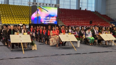 Emoție și sărbătoare în Baia Mare: Absolvenții promoției 2026 de la Facultatea de Litere au încheiat anii studenției