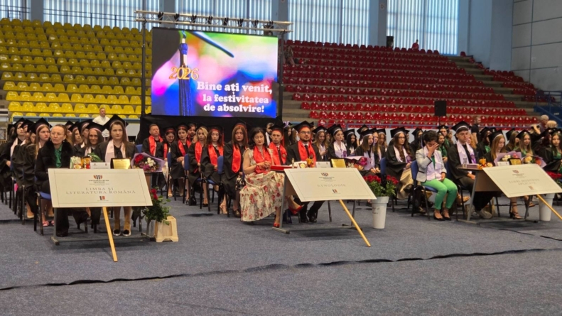 Emoție și sărbătoare în Baia Mare: Absolvenții promoției 2026 de la Facultatea de Litere au încheiat anii studenției
