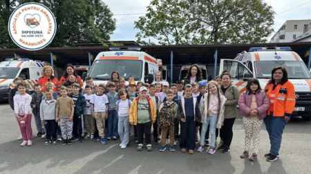 Elevii din Tăuții Măgherăuș au descoperit dotările și echipamentele medicale de intervenție la sediul Serviciului de Ambulanță Județean Maramureș