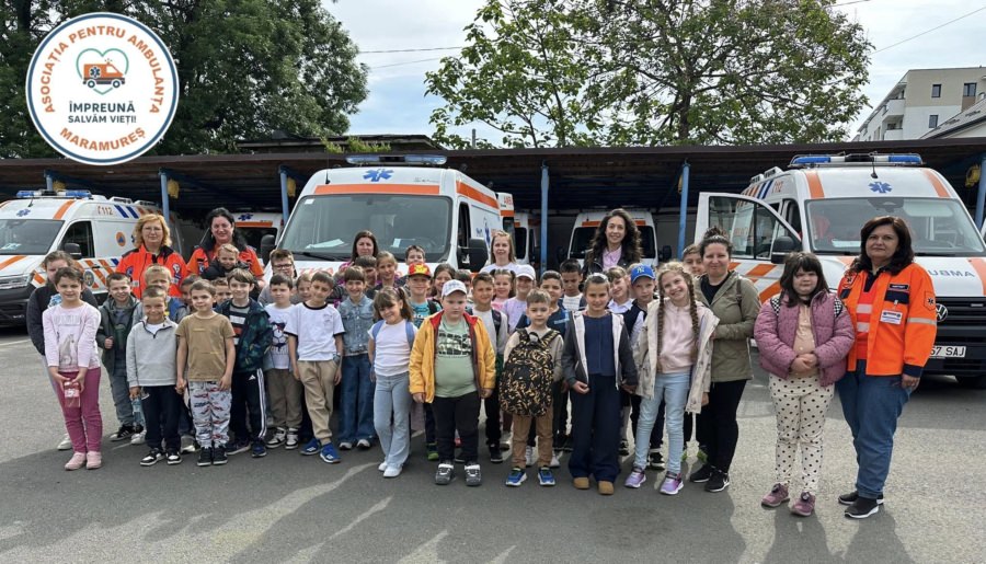 Elevii din Tăuții Măgherăuș au descoperit dotările și echipamentele medicale de intervenție la sediul Serviciului de Ambulanță Județean Maramureș