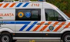Un tânăr a ajuns la spital după ce a lovit cu mașina două autoturisme și un gard