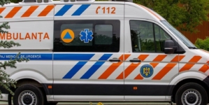 Un tânăr a ajuns la spital după ce a lovit cu mașina două autoturisme și un gard