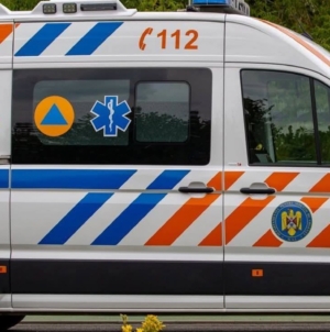 Un tânăr a ajuns la spital după ce a lovit cu mașina două autoturisme și un gard