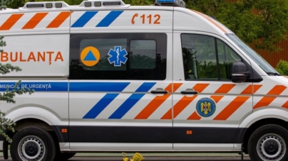 Un tânăr a ajuns la spital după ce a lovit cu mașina două autoturisme și un gard