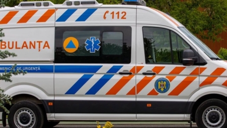 Un tânăr a ajuns la spital după ce a lovit cu mașina două autoturisme și un gard