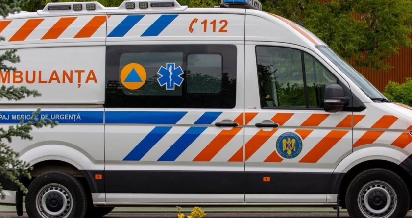 Un tânăr a ajuns la spital după ce a lovit cu mașina două autoturisme și un gard