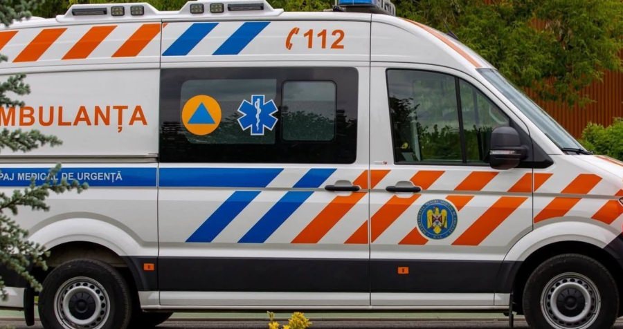 Un tânăr a ajuns la spital după ce a lovit cu mașina două autoturisme și un gard