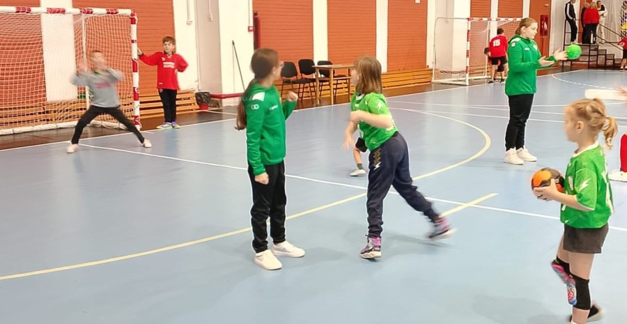 Luna mai aduce turnee de baby handbal și minihandbal în Baia Mare