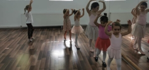 Înscrieri deschise pentru cursurile de balet dedicate fetițelor, organizate de BiAcademy Music School Baia Mare