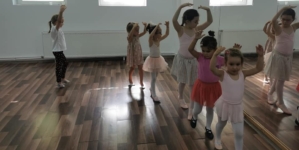 Înscrieri deschise pentru cursurile de balet dedicate fetițelor, organizate de BiAcademy Music School Baia Mare