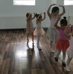 Înscrieri deschise pentru cursurile de balet dedicate fetițelor, organizate de BiAcademy Music School Baia Mare