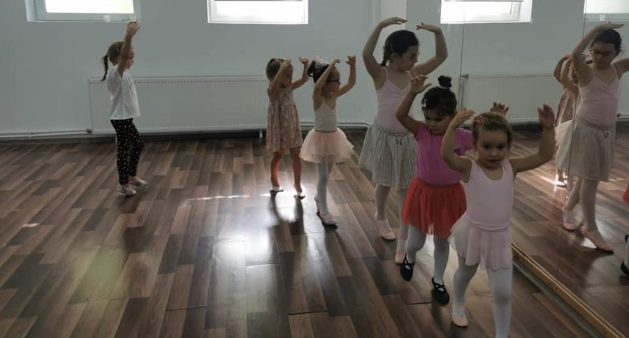 Înscrieri deschise pentru cursurile de balet dedicate fetițelor, organizate de BiAcademy Music School Baia Mare