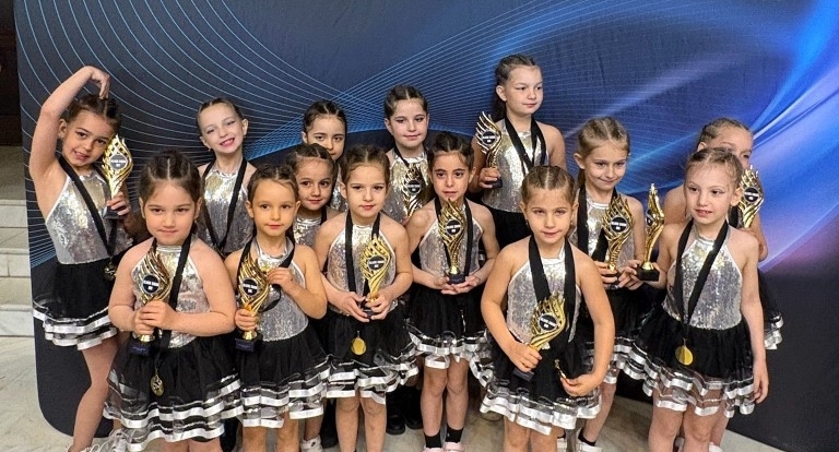 Sportivele de la Red&Black Dance Baia Mare s-au întors acasă cu medalii obținute la competiția Black Swan Dance