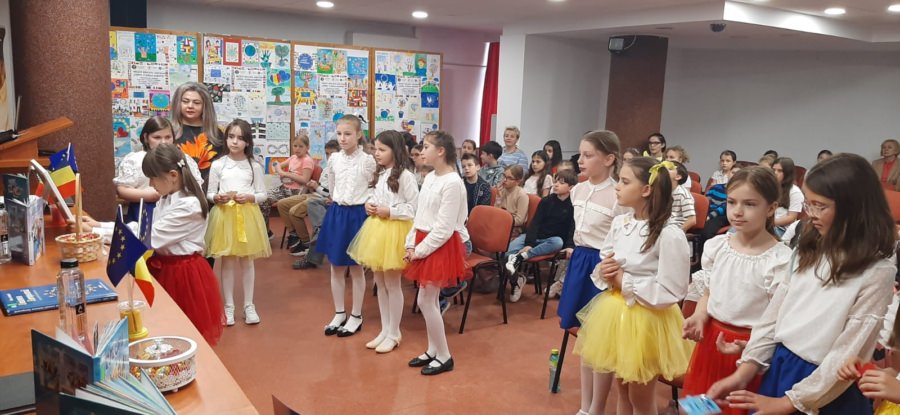 „Copiii, florile Europei” – expoziție la Biblioteca Județeană