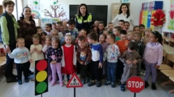 Lecție de educație rutieră la grădiniță