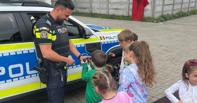Copii la întâlnire cu polițiștii, la Lăpușel