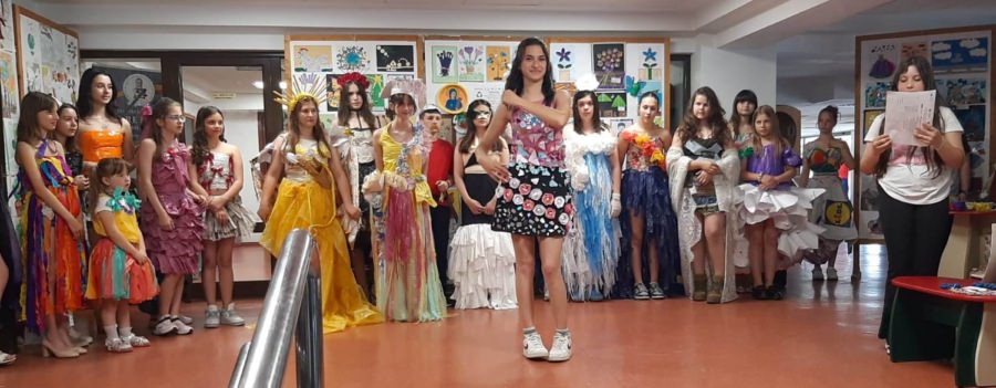 Artă din materiale reciclabile: Expoziția-Concurs Interjudețean „Eco-Art” a reunit elevi din Maramureș și din țară la Biblioteca Județeană din Baia Mare