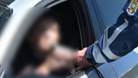 Bărbat reținut după ce, găsit beat la volan, a încercat să fugă de polițiști. A lovit și autospeciala poliției, și o mașină din trafic