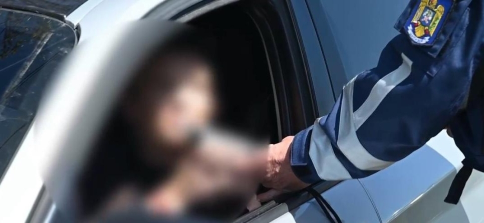 Bărbat reținut după ce, găsit beat la volan, a încercat să fugă de polițiști. A lovit și autospeciala poliției, și o mașină din trafic