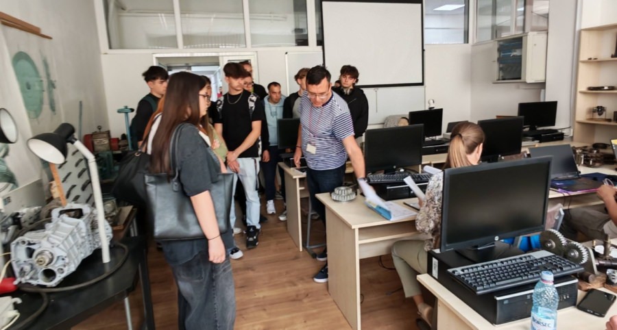 Elevi ai Liceului Tehnologic de Transporturi Auto Baia Sprie, în vizită la Facultatea de Inginerie din Baia Mare