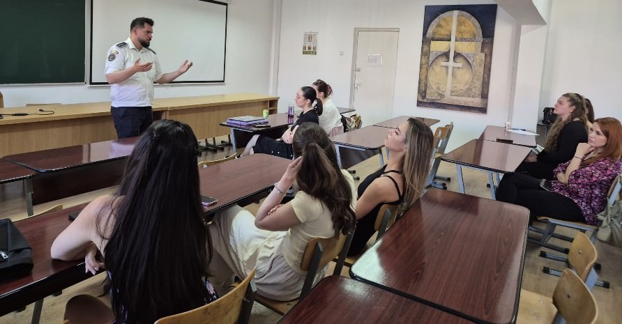 Polițiști la discuții cu studenții despre prevenirea infracțiunilor sexuale și a violenței domestice