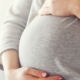Apel umanitar: Să fim alături de o tânără familie din Târgu Lăpuș în lupta pentru viața băiețelului lor